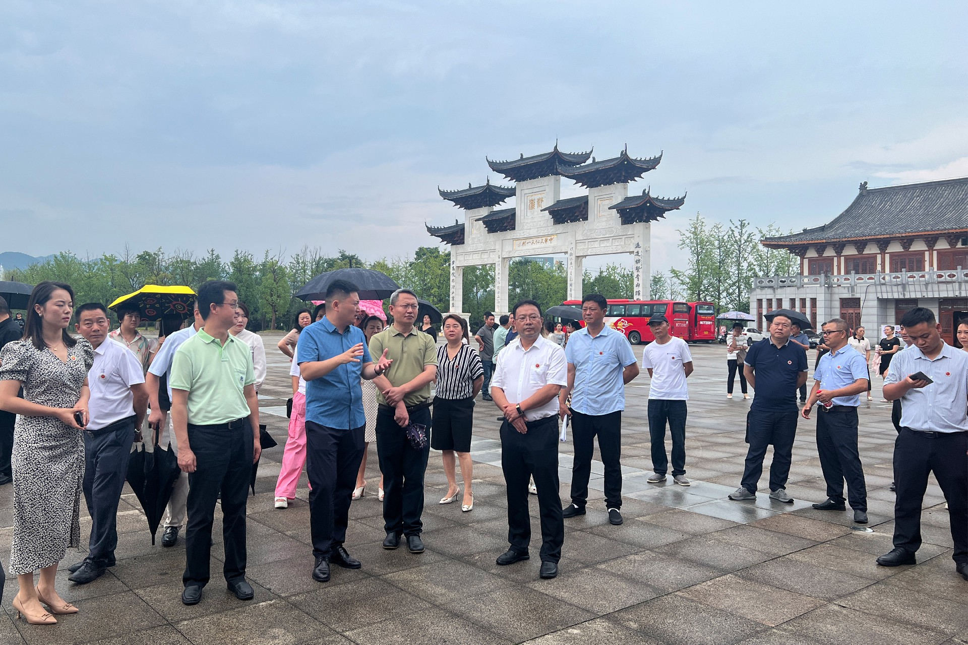 �����̻�ִί�������Աǰ�������;ƹɷ����޹�˾����ʵ���߷òι�